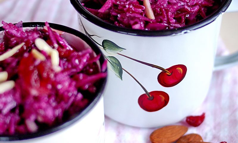 Winterlicher Rotkohlsalat mit Cranberries und Mandeln - "Fee ist mein Name"