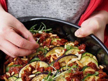 Angrillen mit Outdoorchef - Rezept für Gemüse-Käse-Pfanne // "Fee ist mein Name"