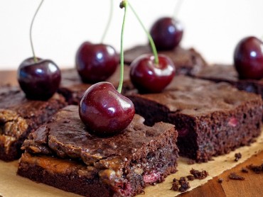 Super Schoko Brownies mit Salzkaramell und Kirschen - "Fee ist mein Name"