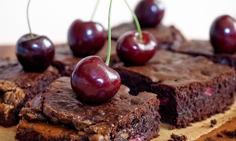 Super Schoko Brownies mit Salzkaramell und Kirschen - "Fee ist mein Name"