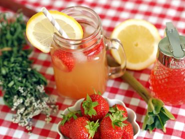 Rezept für Erdbeer-Rhabarber-Sirup mit Waldmeister - "Fee ist mein Name"