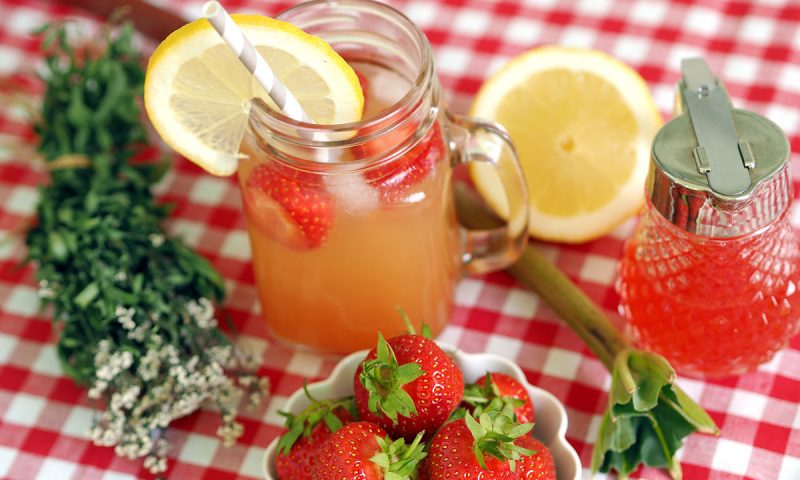 Rezept für Erdbeer-Rhabarber-Sirup mit Waldmeister - "Fee ist mein Name"