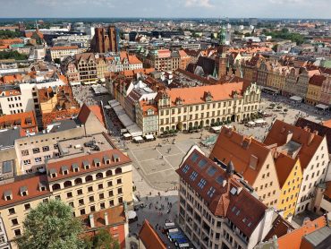 Mit dem Dortmunder Flughafen in Breslau// hier: Rynek - "Fee ist mein Name"