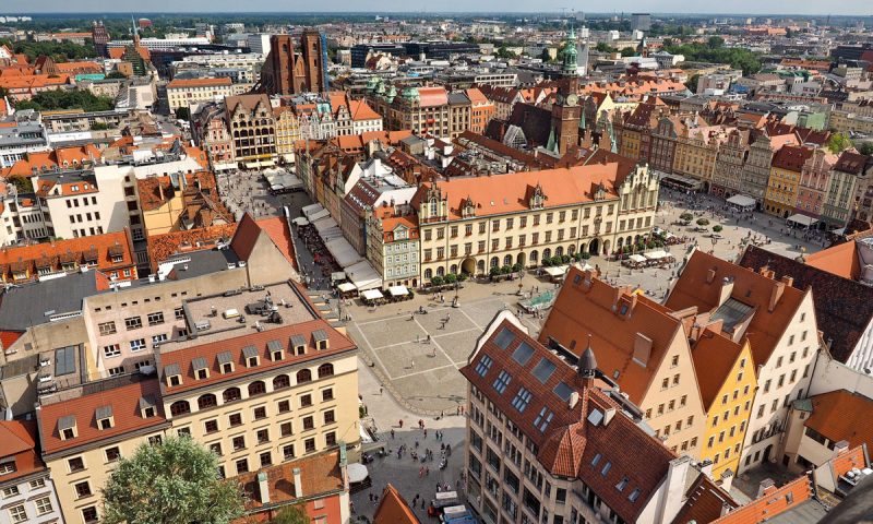 Mit dem Dortmunder Flughafen in Breslau// hier: Rynek - "Fee ist mein Name"